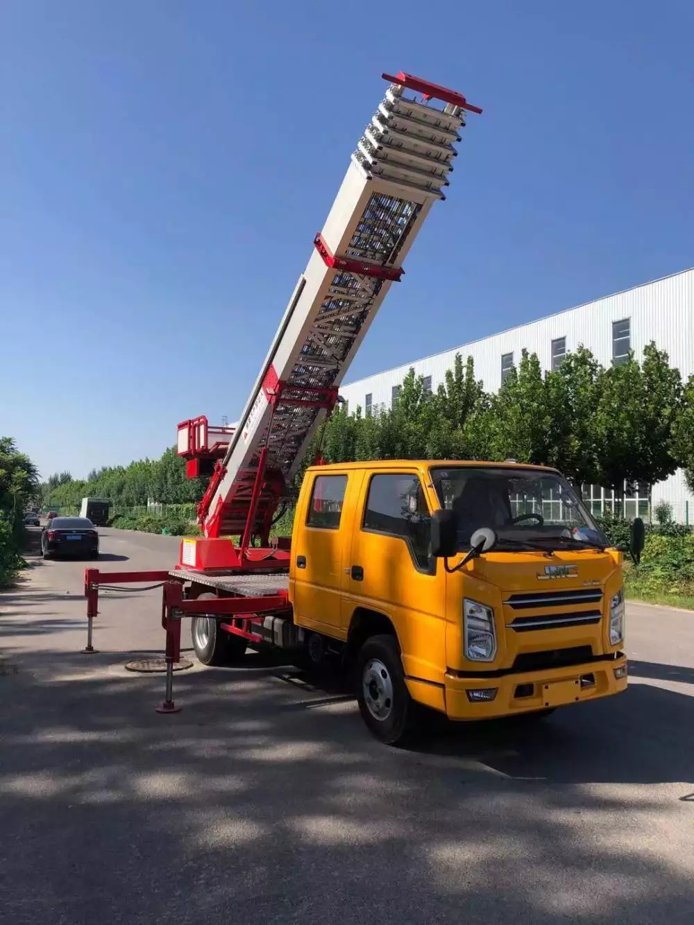 河东附近的云梯车出租服务：轻松解决高空作业需求